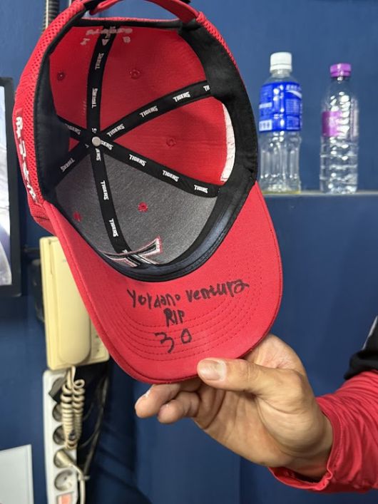 KIA 홍원빈이 모자 챙 안에 적어 놓은 요다노 벤추라의 이름과 등번호 30. 배영은 기자