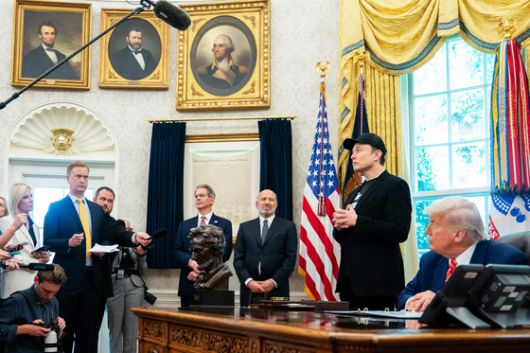 도널드 트럼프 미국 대통령(오른쪽)이 지난달 30일(현지시간) 미국 워싱턴 DC 백악관 집무실에서 일론 머스크(오른쪽 두 번째)와 기자회견을 진행하고 있다. AFP=연합뉴스
