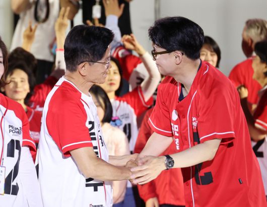 국민의힘 김문수 대선 후보가 2일 서울시청 앞 서울광장에서 열린 피날레 유세에서 한동훈 전 대표와 대화하고 있다. 연합뉴스