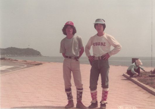 이재명 대통령 당선인(오른쪽)과 그의 소년공 시절 친구 심정운씨가 1982년 강원도 도보여행 중 설악해맞이공원에서 포즈를 취하고 있다. 사진 심정운씨 제공