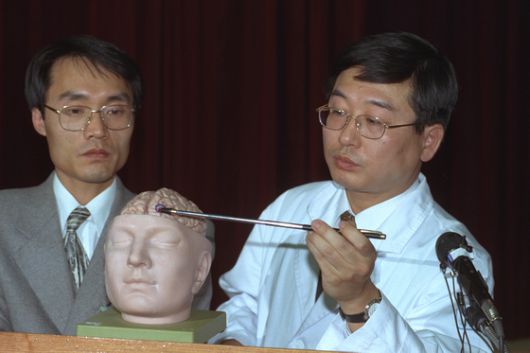 의료진의 이한영씨 피격 부위 설명. [중앙포토, BBC]