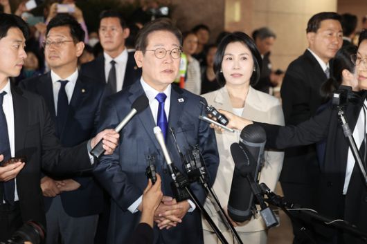 더불어민주당 의원들을 비롯한 관계자들이 3일 국회의원회관 개표상황실에서 제21대 대통령선거 지상파 출구조사 결과에서 이재명 후보가 51.7%로 앞서는 것으로 발표되자 환호하고 있다. 김성룡 기자/ 2025.06.03