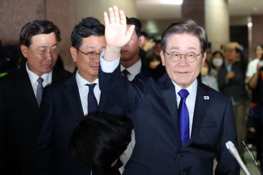 이재명 더불어민주당 대통령 후보가 3일 오후 방송사의 당선 확실 발표 후 인천 계양구 자택을 나와 기자들의 질문에 답하고 있다. 전민규 기자 / 20250603