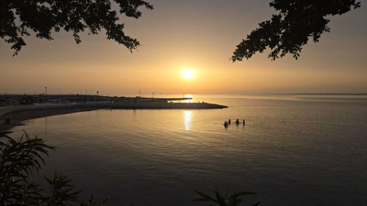 시데의 해변가. 수온이 낮지 않아 젊은 휴양객들이 늦은 오후에도 물놀이를 즐긴다. 고봉준 기자