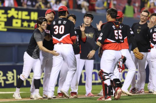 입단 7시즌 만에 지난 3일 잠실 두산전에서 프로 데뷔전을 치른 KIA 홍원빈과 그를 축하해주는 팀 동료들. 사진 KIA 타이거즈