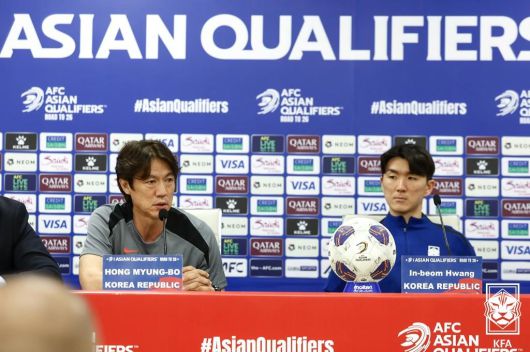 이라크 바스라국제경기장에서 열린 북중미 월드컵 아시아 3차예선 공식 기자회견에서 홍명보(왼쪽) 한국 대표팀 감독이 발언하고 있다. 오른쪽은 황인범. [사진 KFA]