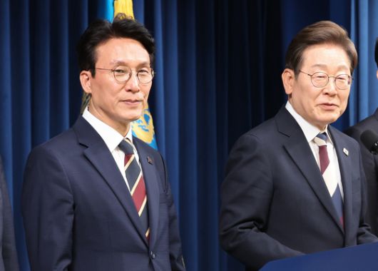 이재명 대통령이 4일 서울 용산구 대통령실 청사 브리핑룸에서 국무총리와 국정원장, 대통령 비서실장 등 인선발표를 하고 있다.  국무총리 후보자로는 김민석 국회의원, 국정원장 후보자로는 이종석 전 통일부장관이 지명됐다. 대통령 비서실장으로는 강훈식 국회의원, 안보실장에는 위성락 국회의원이 임명됐고, 경호처장은 황인권 전 육군 대장, 대변인은 강유정 국회의원이 임명됐다. 뉴스1