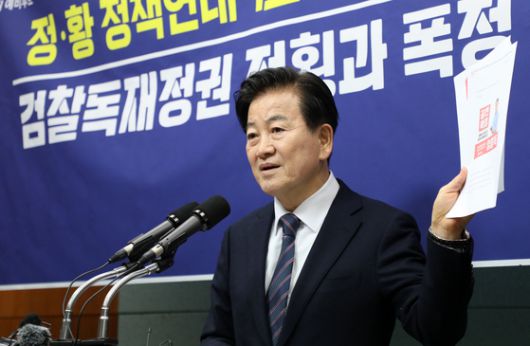 지난 3월 11일 정동영 당시 더불어민주당 전주병 예비후보가 전북 전주시 전북특별자치도의회에서 공약 발표 기자회견을 열고 질의에 답을 하고 있다. 뉴스1