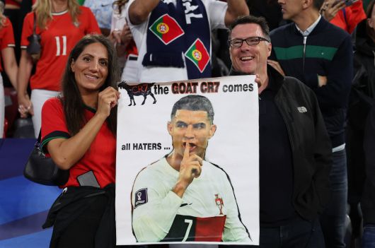 포르투갈 팬이 호날두를 응원하는 포스터를 들고 있다. 안티팬들을 향해 호날두가 역대 최고 선수라는 메시지를 적었다. [로이터=연합뉴스]