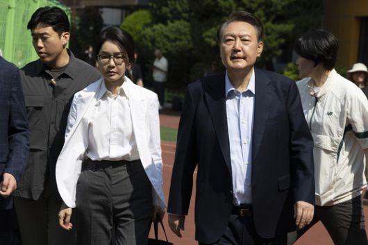 윤석열 전 대통령과 김건희 여사가 제21대 대통령 선거일인 3일 오전 서울 서초구 원명초등학교 투표소에서 투표를 마치고 차량으로 이동하고 있다. 장진영 기자.