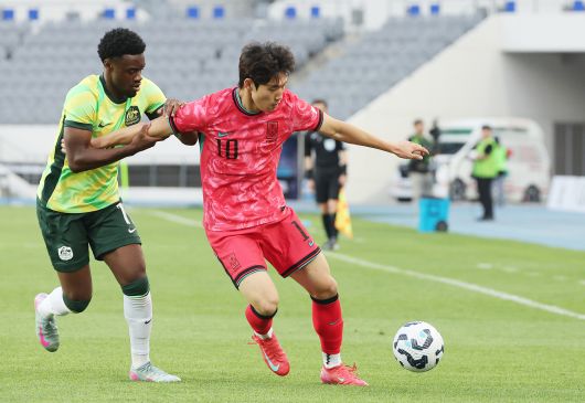 5일 용인미르스타디움에서 U22 축구대표팀 배준호(오른쪽)가 돌파를 하고 있다. [연합뉴스]