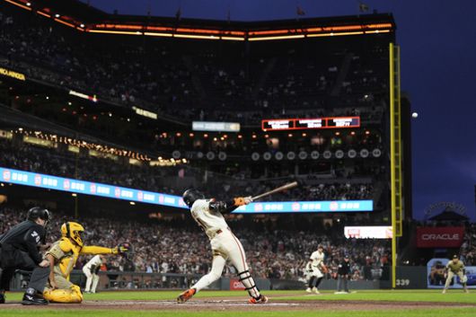 5일(한국시간) 샌디에이고전에서 결승 희생플라이를 때려내는 이정후. AP=연합뉴스