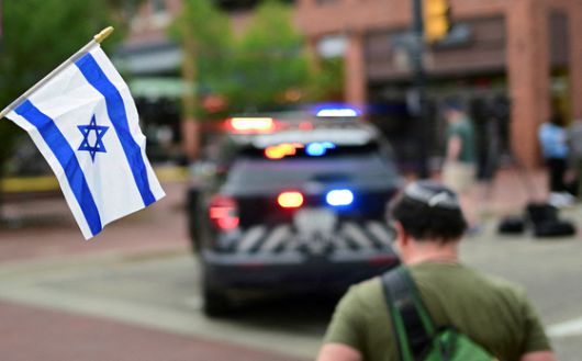 지난 1일 콜로라도주 볼더에서 발생한 유대인을 향한 화염병 투척 사건 현장에 이스라엘기가 걸려 있다. 로이터=연합뉴스