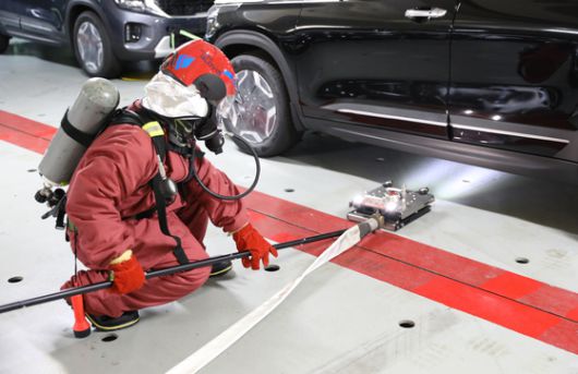 현대글로비스가 보유한 모든 자동차 운반선 32척에 전기차 화재진압 장비 'EV 드릴 랜스'를 설치했다. 연합뉴스