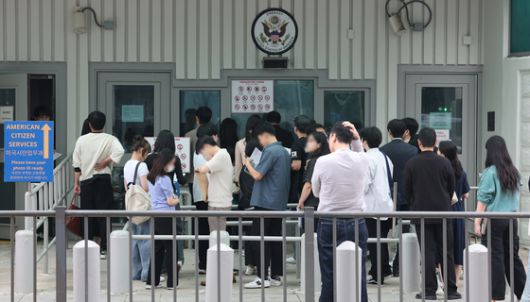 지난달 28일 서울 종로구 주한미국대사관 앞에 시민들이 미국 비자심사를 받기 위해 줄지어 서 있다.  미국 정치전문매체 폴리티코에 따르면 27일(현지시간) 마코 루비오 장관이 서명한 전문에서 '외국인 유학생에 대한 소셜미디어 심사 및 검증 확대를 준비하기 위해 영사 부서는 추가 지침이 담긴 별도 전문이 발표될 때까지 학생 및 교환 방문자 비자 인터뷰 일정 추가를 즉시 중단하라'고 지시했다고 전했다. 뉴스1