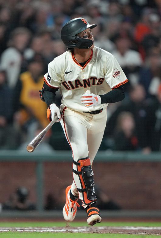 5일(한국시간) 샌디에이고전에서 결승 희생플라이를 때려낸 뒤 타구를 바라보는 이정후. AFP=연합뉴스