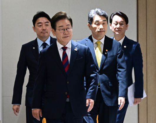 이재명 대통령이 5일 서울 용산 대통령실청사에서 취임 후 열린 첫 국무회의에 참석하고 있다. 대통령실사진기자단