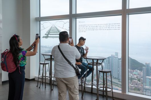 부산 최고 높이의 전망대 부산 엑스 더 스카이. 이곳 99층의 스타벅스는 '세계 최고 높이'로 유명하다. 음료와 부산의 풍경을 함께 담는 것이 유행이다. 백종현 기자