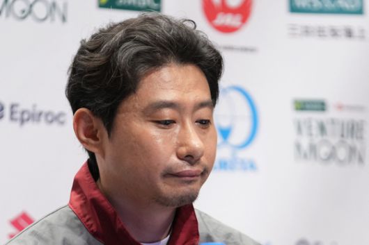 일본 우주 벤처기업 아이스페이스 하카마다 다케시 최고경영자가 6일 달 착륙 재시도가 실패로 끝난 뒤 도쿄에서 열린 기자회견에서 침통한 표정을 짓고 있다. AFP=연합뉴스