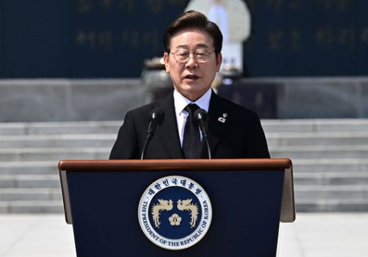 이재명 대통령이 6일 서울 동작구 국립서울현충원에서 열린 제70회 현충일 추념식에서 우원식 국회의장과 악수하고 있다. 대통령실사진기자단