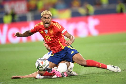 페널티킥을 얻어낸 라민 야말. [AFP=연합뉴스]