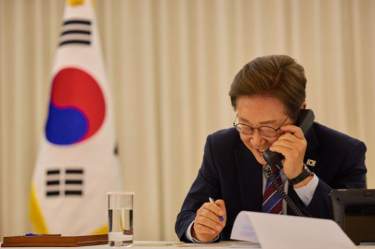 이재명 대통령이 6일 저녁 서울 한남동 관저에서 도널드 트럼프 미국 대통령과 전화 통화를 하고 있다. [대통령실]