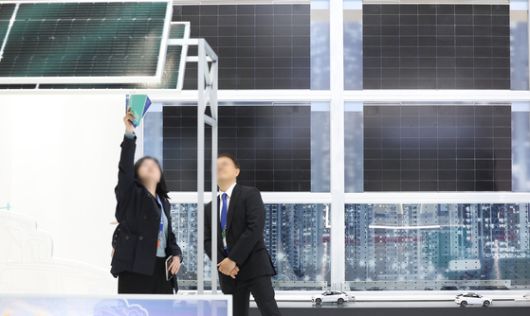 지난달 23일 대구 북구 엑스코에서 개막한 제22회 국제그린에너지엑스포에서 방문객들이 태양광 부스를 살펴보고 있다. 연합뉴스