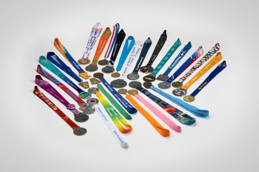 국립민속박물관 특별전 ‘오늘도, 기념: 우리가 기념품을 간직하는 이유’(9월 14일까지)에서 전시 중인 마라톤 메달 모음. 손동진씨가 마라톤 대회에 참가하여 완주 기념으로 받은 메달들을 2020년대 기증했다. 사진 국립민속박물관