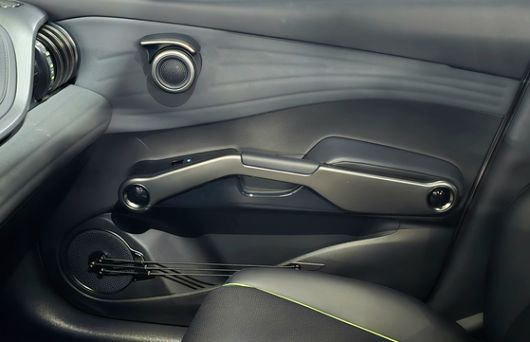 아토3 내부의 독특한 실내 디자인. 돌출된 원형 손잡이와 3개의 줄로 만들어진 문쪽 수납공간, 원통 모양의 송풍구를 갖췄다. 오삼권 기자