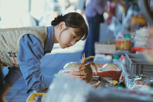 고민시(모연주 역)가 드라마 '당신의 맛'에서 장을 보는 모습. 사진 드라마 홍보사 '한남언니'