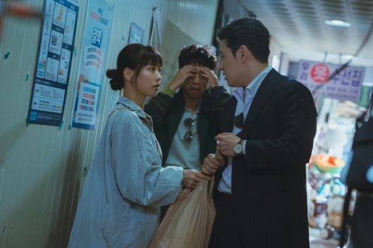 전북 전주를 배경으로 한 드라마 '당신의 맛' 스틸 컷. 강하늘(한범우 역)과 고민시(모연주 역)가 식재료를 구하러 간 전주 남부시장에서 승강이를 하고 있다. 사진 드라마 홍보사 '한남언니'