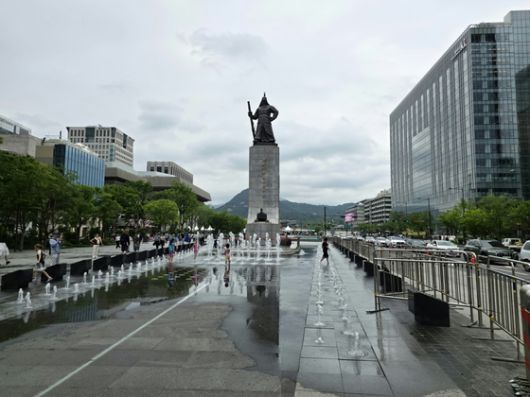 갤럭시 S25 엣지의 2억 화소 광각 렌즈로 촬영한 서울 광화문광장의 모습. 흐린 날씨에도 선명한 결과물을 보여준다. 원본 사진 파일의 해상도는 16320x12240에 용량이 33.5MB다. 이가람 기자