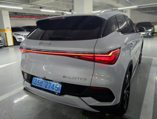 아토3의 후면부 모습. 뒷좌석 유리창 끝부분 D필러에 용 비늘 무늬가 들어가 있다. 오삼권 기자