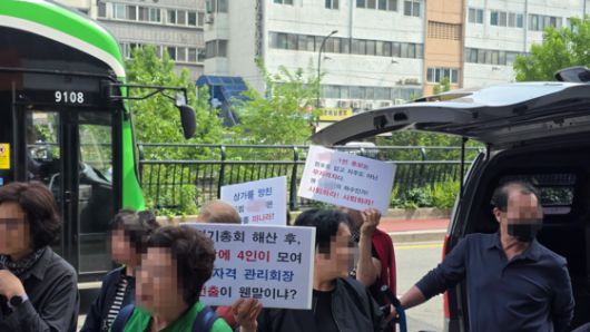 지난 5월 13일 오전 10시쯤 신평화패션타운 앞에서 상인들이 총회 과정에 문제를 제기하며 집회를 열고 있다. 김창용 기자