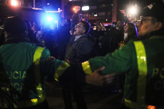 7일(현지시간) 콜롬비아 상원의원이자 대선 후보인 미겔 우리베 투르바이가 선거 유세 도중 총에 맞아 치료를 받고 있는 산타페 병원 밖에서 시민들의 테러에 항의하는 시위를 벌이고 있다. AP=연합뉴스