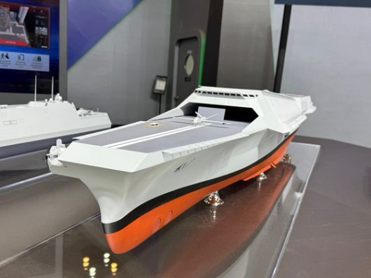 마덱스 2025에서 HD현대중공업이 선보인 미래형 무인전력모함. 최대 3만 2000t급으로 경항모 크기다. HD현대중공업