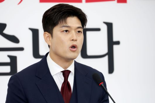 더불어민주당 차기 원내대표 선거에 나서는 서영교 의원이 8일 오전 서울 여의도 국회 소통관에서 현안 관련 기자회견을 하고 있다. 뉴스1