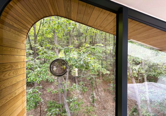 수락휴 트리하우스 창문엔 작은 구멍을 뚫어뒀다. 뚜껑을 열면 신갈나무의 향기와 딱따구리·직박구리 소리가 방안으로 흘러들어온다. 문희철 기자