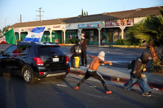 7일(현지시간) 미국 캘리포니아주 로스앤젤레스 카운티 파라마운트에서 불법 이민 추방을 담당하는 이민당국에 항의하는 시위대가 불지른 차량. 로이터=연합뉴스