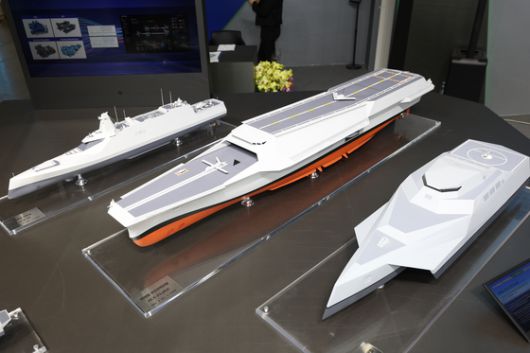 HD현대중공업이 마덱스 2025에서 선보인 미래 함정들. 제일 왼쪽부터 미래형 전투함, 미래형 무인전력모함, 기동형 무인전력모함. HD현대중공업
