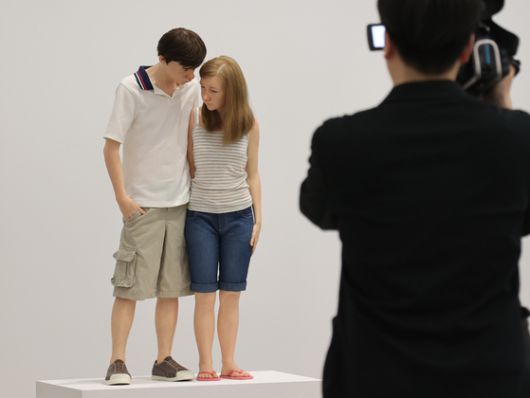 조각은 공간 예술이기에 빙 돌아서 360도 전체를 보길 권한다. '젊은 연인'(2013)이 특히 그렇다. 앞에서 보면 사랑을 속삭이는 10대 같지만, 뒤에서는 밀어내는 듯한 소녀의 손목을 억지로 잡아끄는 소년의 손이 보인다. 연합뉴스