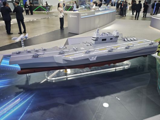 한화오션의 고스트 커맨더Ⅱ. 항모를 떠올리는 앵글드 덱(Angled Deck)이 보인다. 앵글드 덱은 이함과 착함용 갑판이 다른 설계다. 김민석 에비이이션위크 특파원