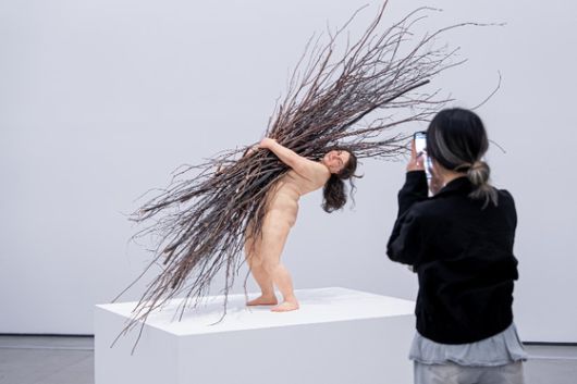 실제보다 작은 크기로 초현실적이기까지 한 '나뭇가지를 든 여인'(2009). 사진 국립현대미술관