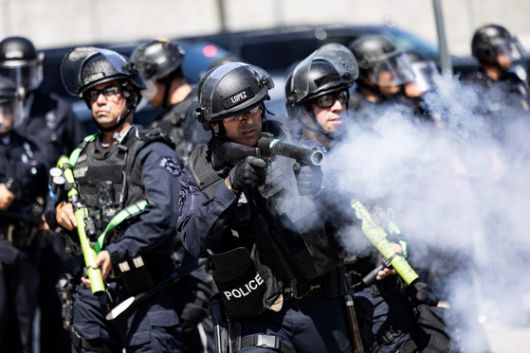 현지시간 8일 미국 캘리포니아주 로스앤젤레스 연방 건물 근처에서 시위대 한명이 체포되고 있다. 트럼프 대통령은 전날 캘리포니아 주지사의 요청 없이 주 방위군 2000명 투입을 결정했다. EPA=연합뉴스