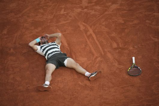 코트에 드러누워서 감격하는 알카라스. AP=연합뉴스