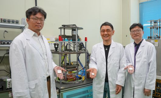 KERI 박수동 박사(가운데) 연구팀이 '열전발전 기준 소자 3종'을 들고 포즈를 취하고 있다.