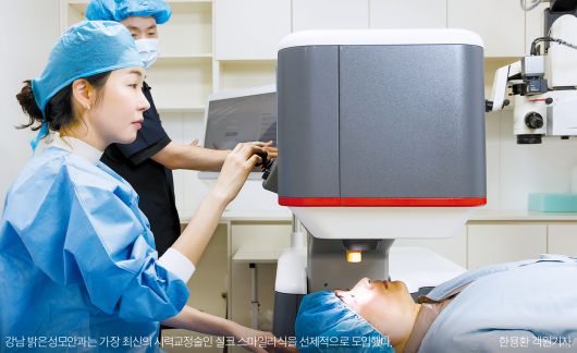 강남 밝은성모안과는 가장 최신의 시력교정술인 실크 스마일라식을 선제적으로 도입했다.