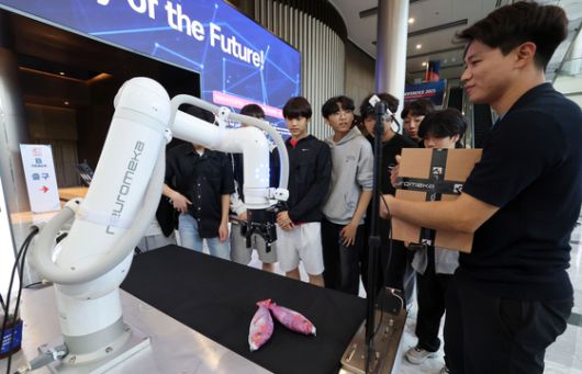 지난 5일 서울 강남구 코엑스에서 열린 2025 자율제조 월드쇼를 찾은 관람객들이 산업용 협동로봇을 살펴보고 있다. 이번 박람회는 스마트 제조솔루션과 인공지능, 머신러닝, 자율생산 로봇시스템 등 , 디지털 트윈, 모델링 등 자율생산 시스템 최신 트렌드를 함께 공유하고 기술을 선보이기위해 열렸다. [뉴스1]