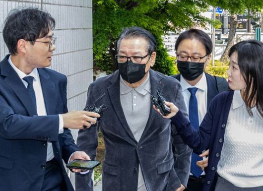 억대 불법 정치자금 수수 혐의로 불구속 기소된 무속인 '건진법사' 전성배씨가 12일 서울 양천구 서울남부지방법원에서 열린 두 번째 공판에 출석하고 있다. 뉴스1