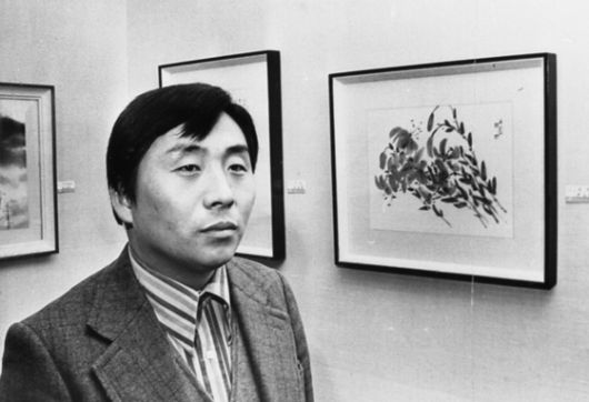 본인의 작품 앞에 선 36세의 홍석창 화백. 중앙포토